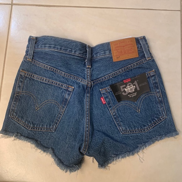 Levi’s mid rise 501 short size 25 NWT - Picture 2 of 3